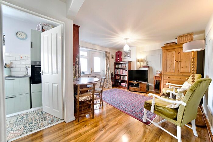 2 Bedroom Flat For Sale In Kirtleton Avenue, Weymouth, DT4
