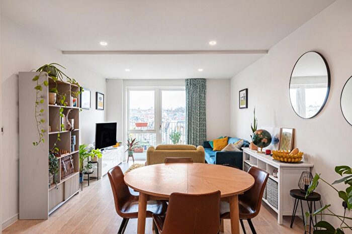 2 Bedroom Flat For Sale In Atheldene Road, Earlsfield, London, SW18