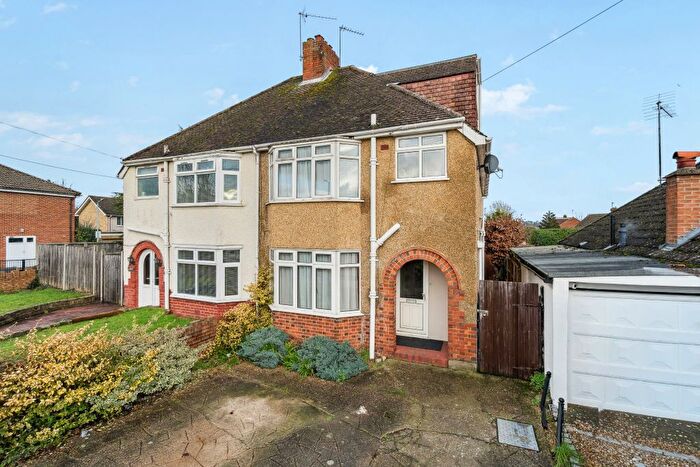 4 Bedroom Semi Detached House For Sale In Towards Furze Platt, Maidenhead, SL6