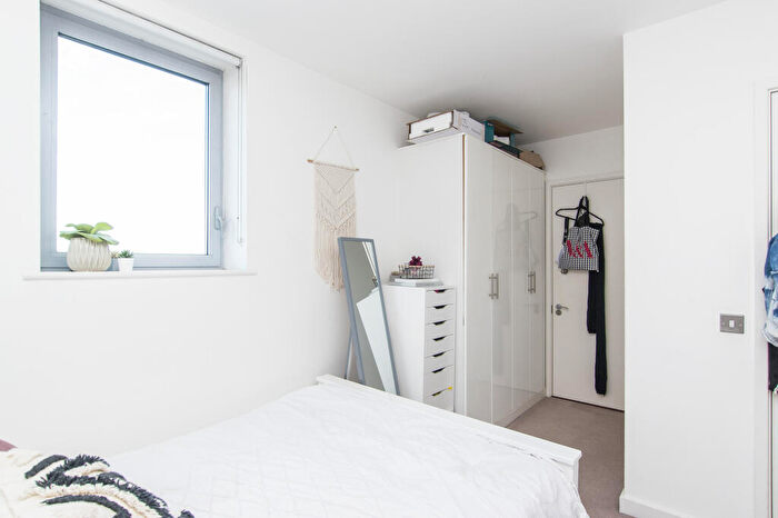 2 Bedroom Apartment To Rent In Rick Roberts Way, Stratford, London, E15