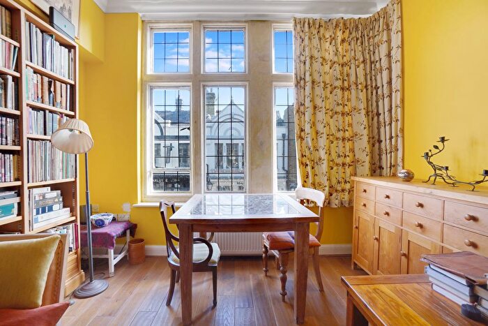 2 Bedroom Flat For Sale In High Street, Rochester, ME1