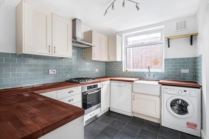2 Bedroom Flat For Sale In Coldharbour Lane, London, SE5