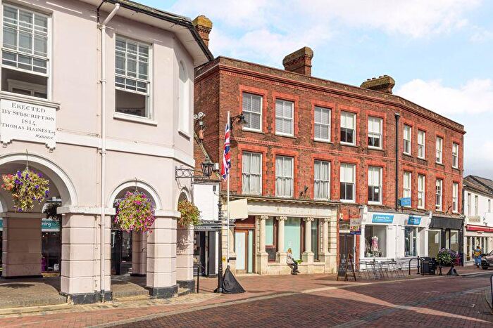 3 Bedroom Flat To Rent In High Street, Godalming, GU7