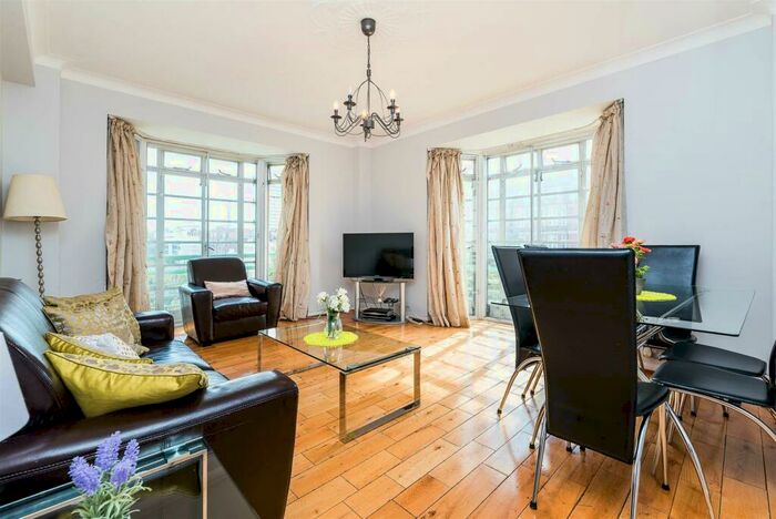 3 Bedroom Apartment To Rent In Gloucester Place, Marylebone, London, NW1