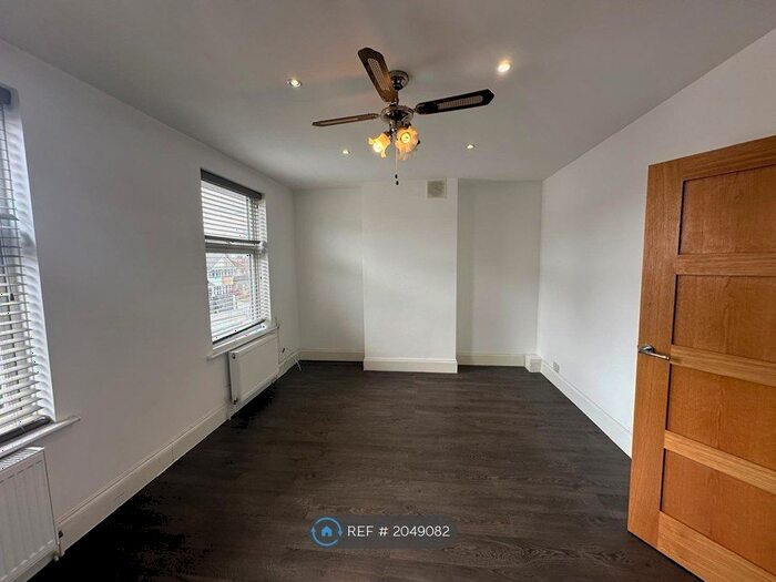 2 Bedroom Flat To Rent In Clayhall Avenue, Ilford, IG5