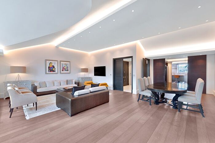 3 Bedroom Flat To Rent In South Street, Mayfair, London, United Kingdom, W1K