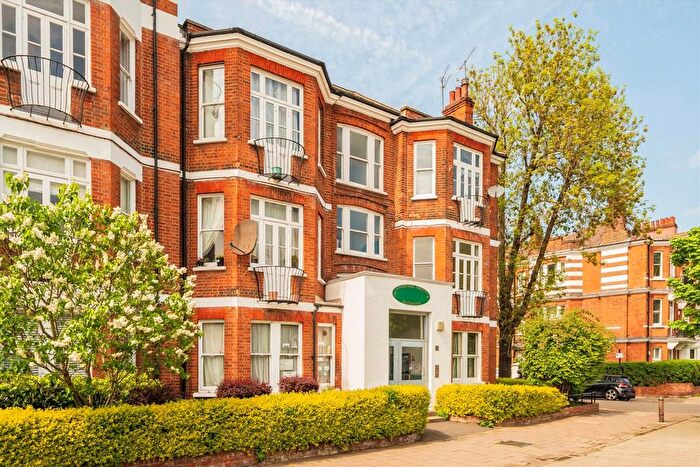 3 Bedroom Flat To Rent In Goldhawk Road, Hammersmith, W6