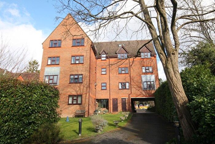 1 Bedroom Flat To Rent In Station Road, Leatherhead, KT22