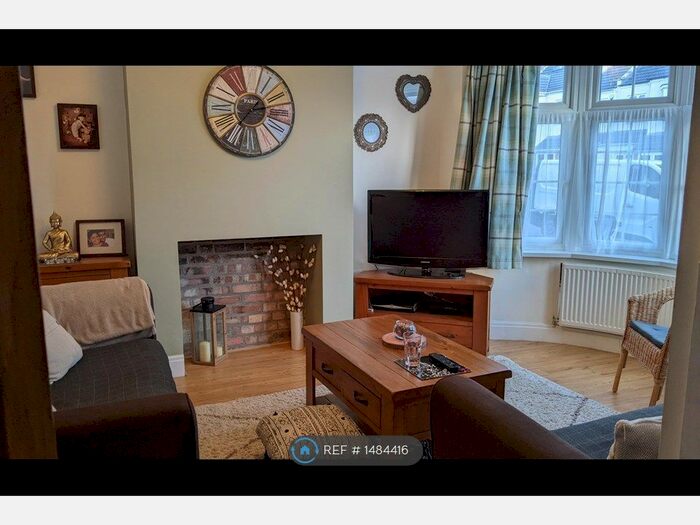 3 Bedroom Terraced House To Rent In Cotswold Gardens, Ilford, IG2