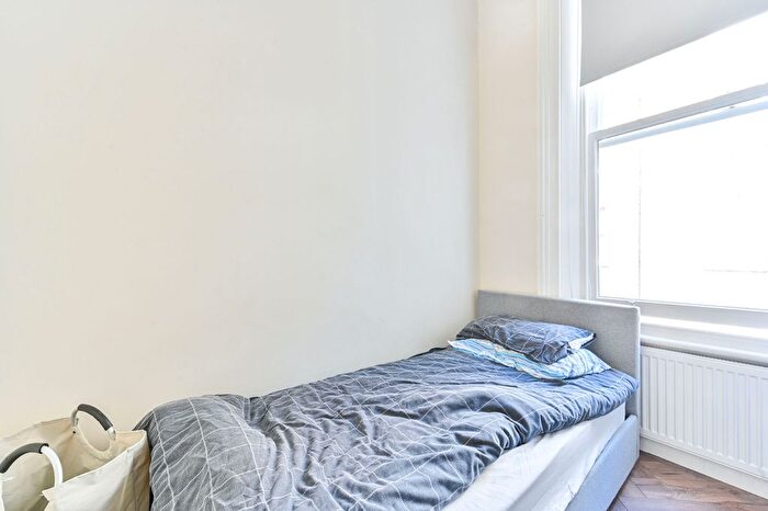 3 Bedroom Flat To Rent In Fairholme Road, London, Greater London, Barons Court, London, W14