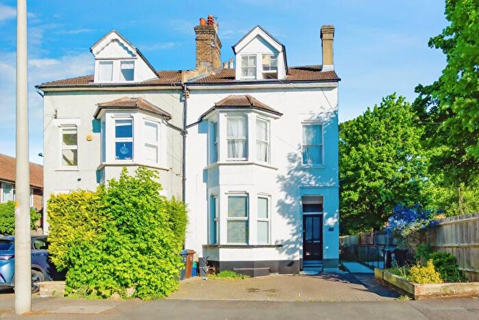 2 Bedroom Flat For Sale In Whytecliffe Road North, Purley, CR8