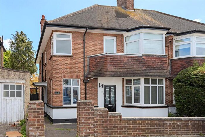2 Bedroom Flat For Sale In Station Road, Leigh On Sea, SS9