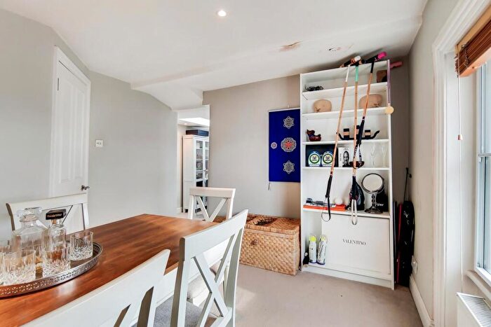 2 Bedroom Flat To Rent In Kings Road, Fulham, London, SW10