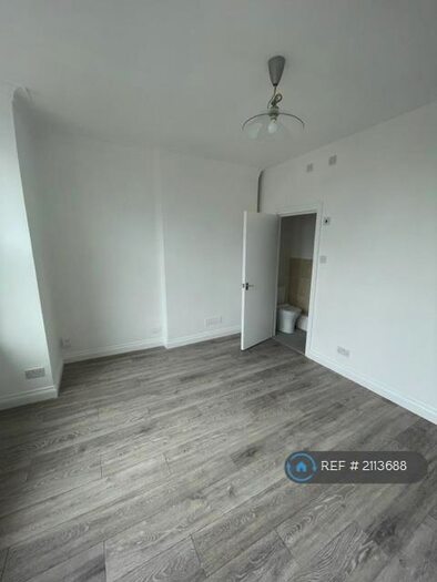 Studio To Rent In Bowes Road, London, N13