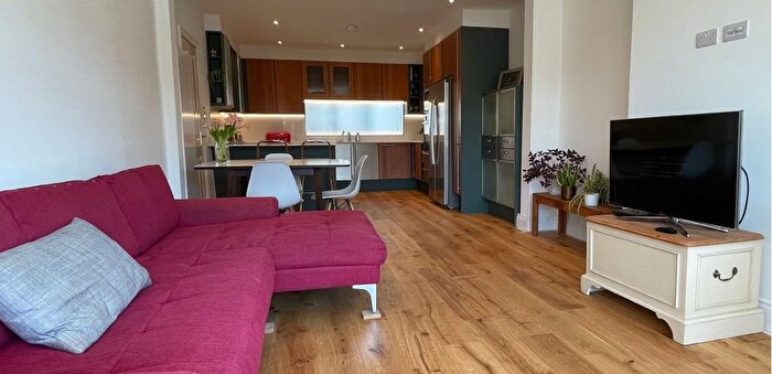 2 Bedroom Flat To Rent In Hodford Road, London, NW11