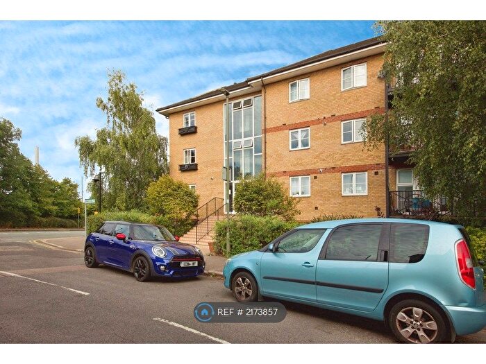 2 Bedroom Flat To Rent In Cranbourne Court, London, N2