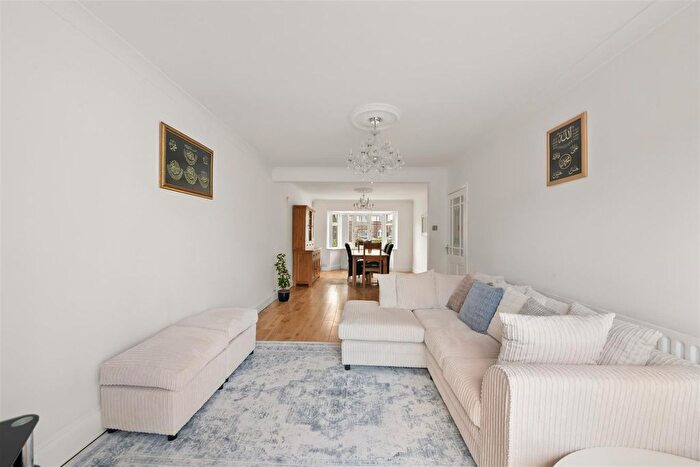 4 Bedroom Semi-detached House For Sale In Kingshill Avenue, Northolt, UB5