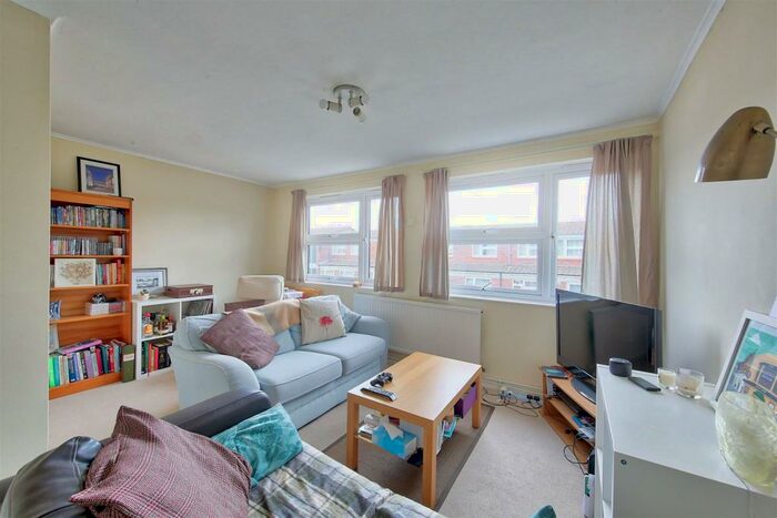 1 Bedroom Flat To Rent In Larch Close Balham, SW12