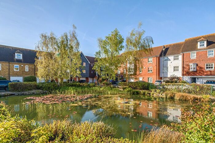 2 Bedroom Flat For Sale In Willowbank, Sandwich, Kent, CT13