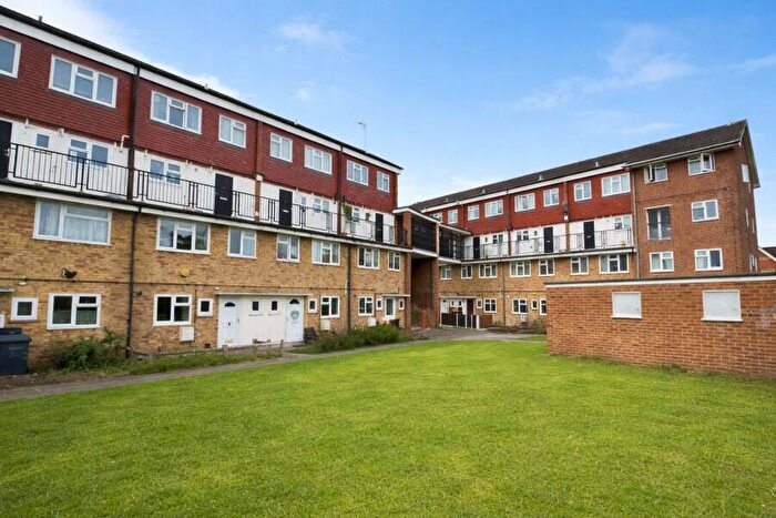 3 Bedroom Maisonette To Rent In Addlestone, Surrey, KT15
