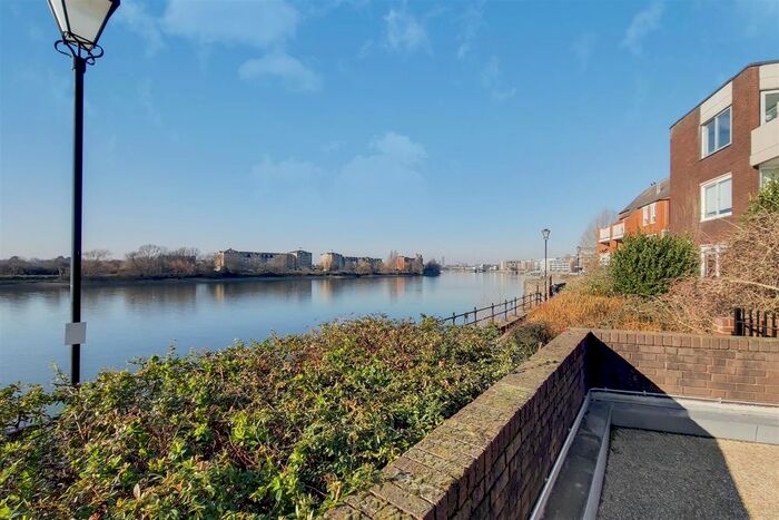 2 Bedroom Flat To Rent In Holyport Road, Fulham, SW6