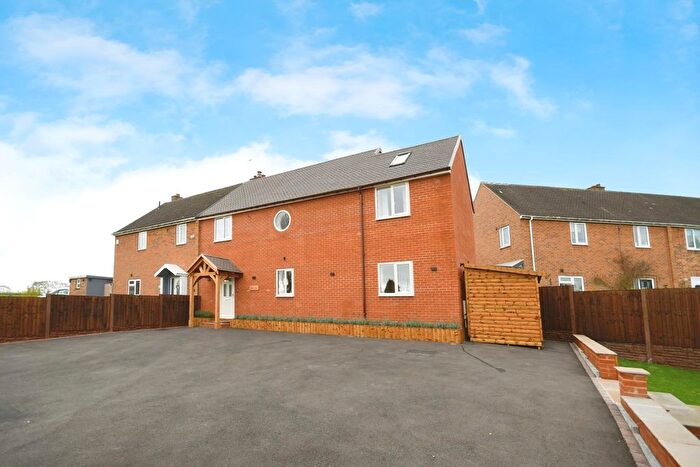4 Bedroom Semi-Detached House To Rent In Common Lane, Cutthorpe, Chesterfield, S42