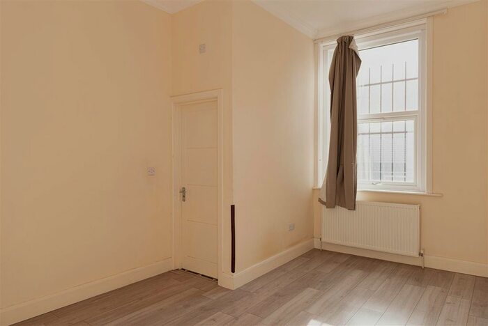 1 Bedroom Flat To Rent In Station Road, Redhill, RH1