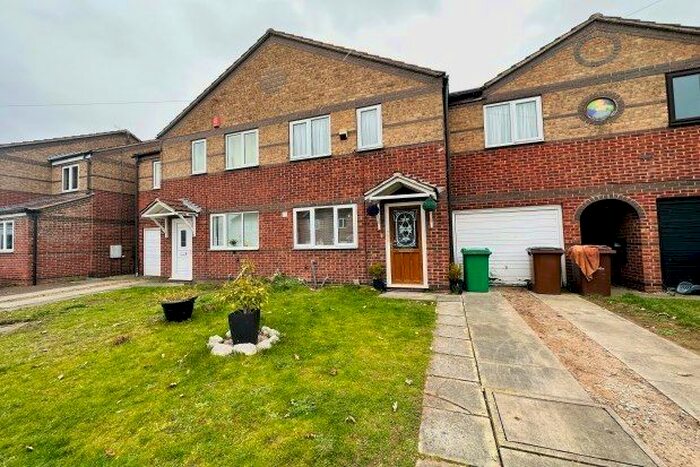 3 Bedroom Town House To Rent In March Close, Nottingham, NG5