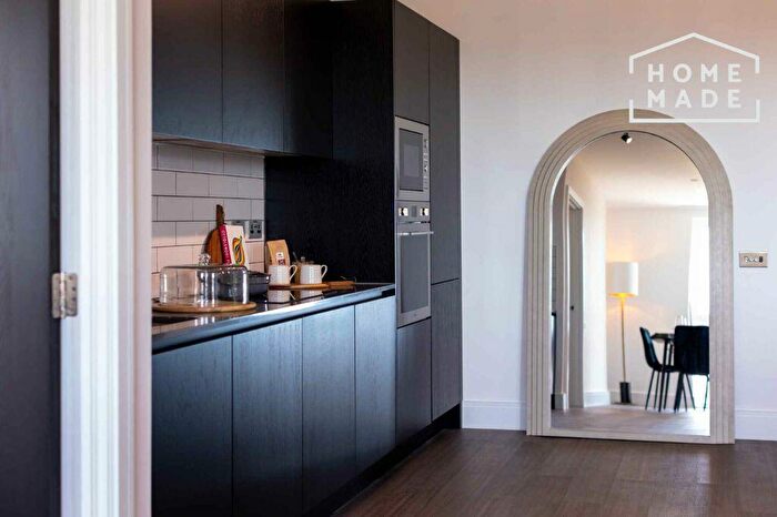 Flat To Rent In Mitre Yard, NW10