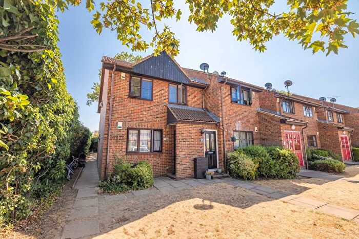 2 Bedroom Maisonette For Sale In Troutbeck Close, Slough, SL2