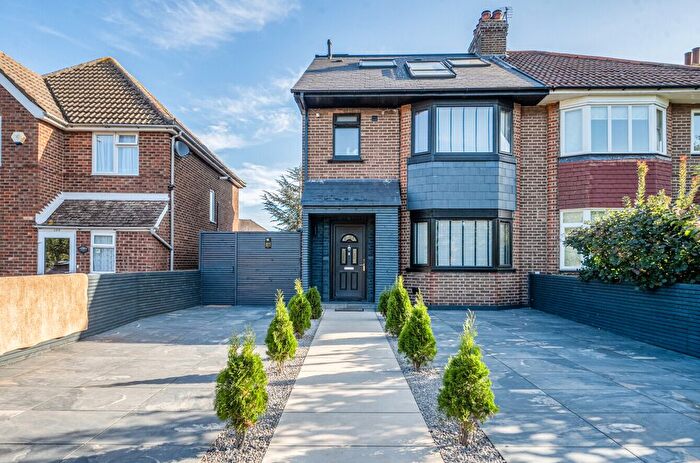 5 Bedroom Semi-detached House For Sale In Commonside East, Mitcham, CR4