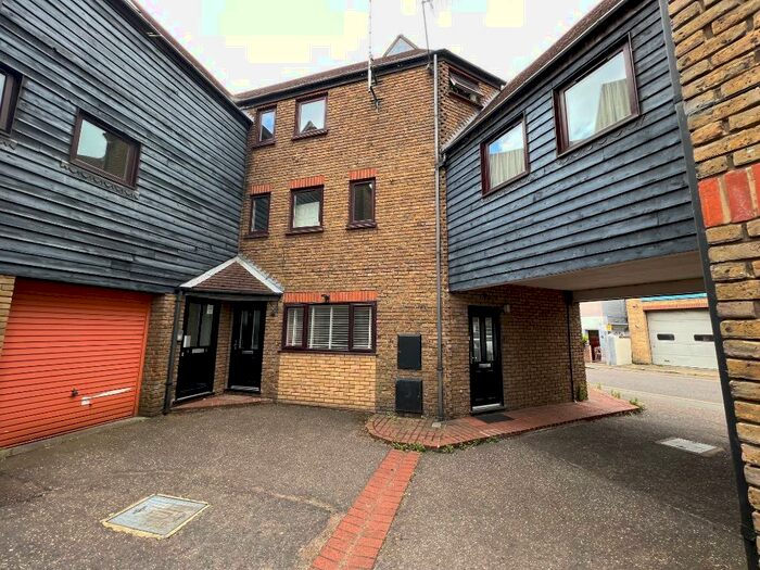 3 Bedroom Town House To Rent In Rochford Road, Old Moulsham, Chelmsford, CM2