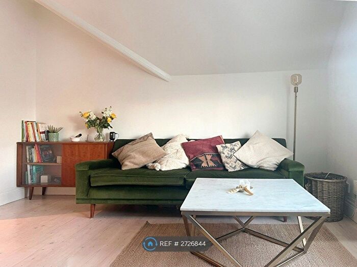 2 Bedroom Flat To Rent In Crescent Way, London, SE4