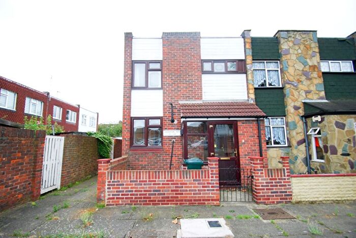 3 Bedroom Cottage To Rent In Woodman Path, London, IG6