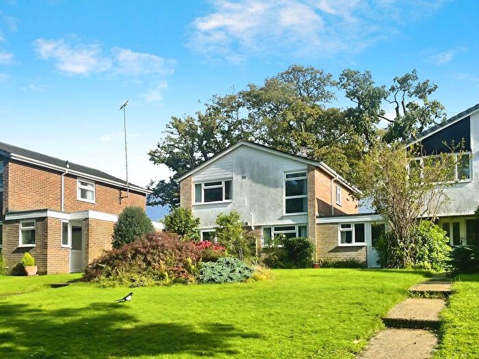 4 Bedroom Link Detached House For Sale In Stirling Way, Horsham, RH13