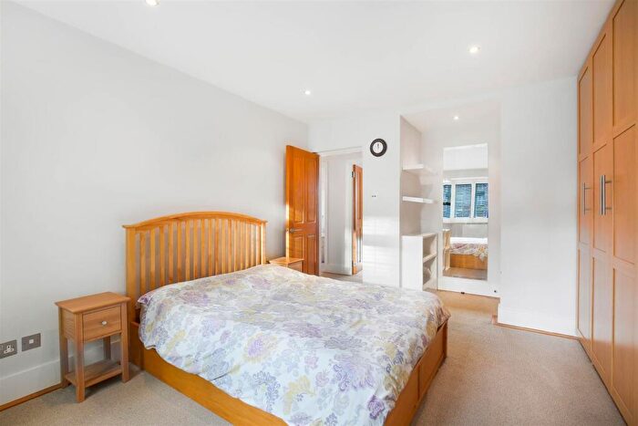 2 Bedroom Flat For Sale In Christchurch Park, Sutton, SM2