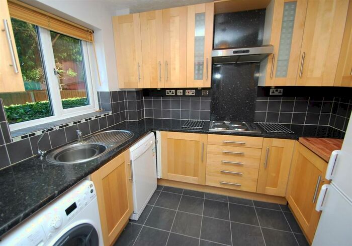 2 Bedroom Apartment To Rent In Littlebrook Avenue, Slough, Berkshire, SL2