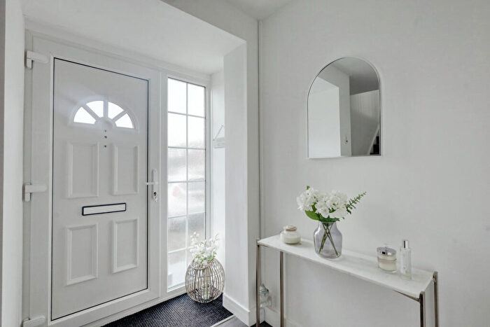 3 Bedroom Terraced House For Sale In Lodge Close, Rayleigh, SS6
