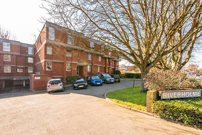 1 Bedroom Flat To Rent In Hampton Court Road, Hampton Court, East Molesey, KT8