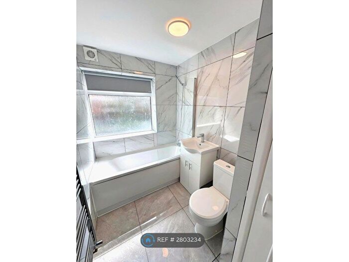 2 Bedroom Flat To Rent In Melbourne Road, Halesowen, B63