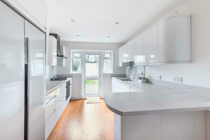 3 Bedroom End Of Terrace House To Rent In Elverson Road, Lewisham, London, SE8