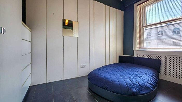 2 Bedroom Flat To Rent In Woodstock Grove, Shepherd's Bush, London, W12