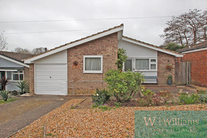 3 Bedroom Detached House For Sale In Woodlands Crescent, Wootton Bridge, PO33