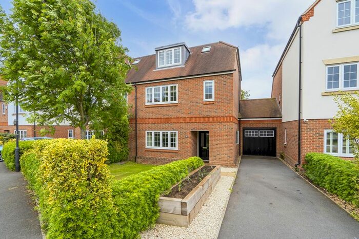 4 Bedroom Semi-Detached House To Rent In Mortimer Crescent, St.Albans, AL3