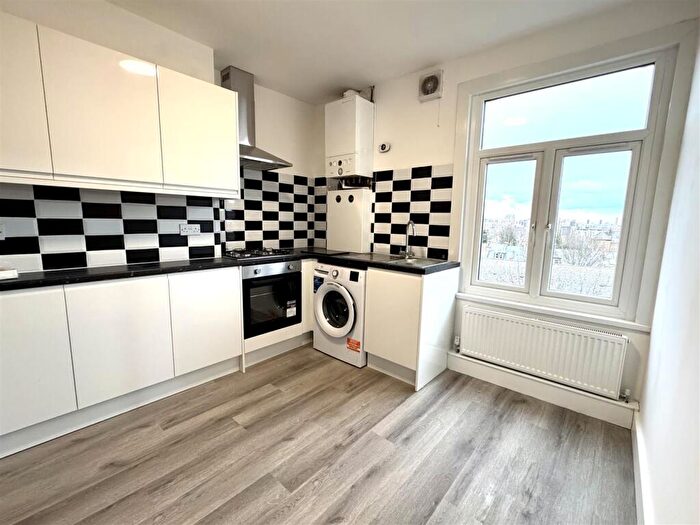 3 Bedroom Flat To Rent In Lewisham Way, London, SE4