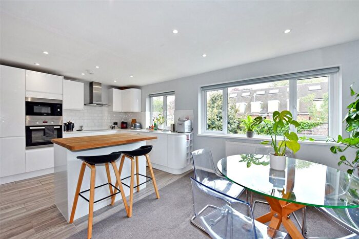 2 Bedroom Flat For Sale In Chapel Street, Marlow, Buckinghamshire, SL7