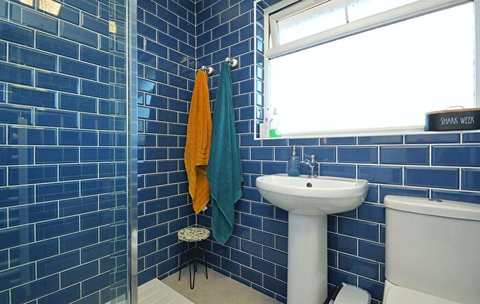 2 Bedroom Detached Bungalow For Sale In Large South-facing Garden * Lake, PO36