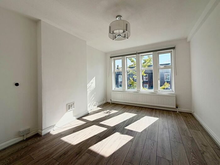 4 Bedroom Flat To Rent In Victoria Street, St. Albans, Hertfordshire, AL1