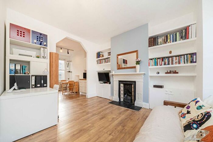 1 Bedroom Flat To Rent In Heyford Avenue, London, SW8