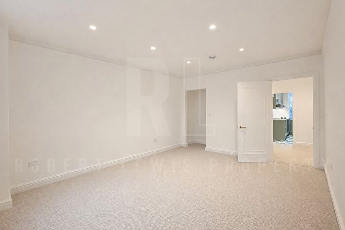 2 Bedroom Flat To Rent In Oakwood Court, London, W14